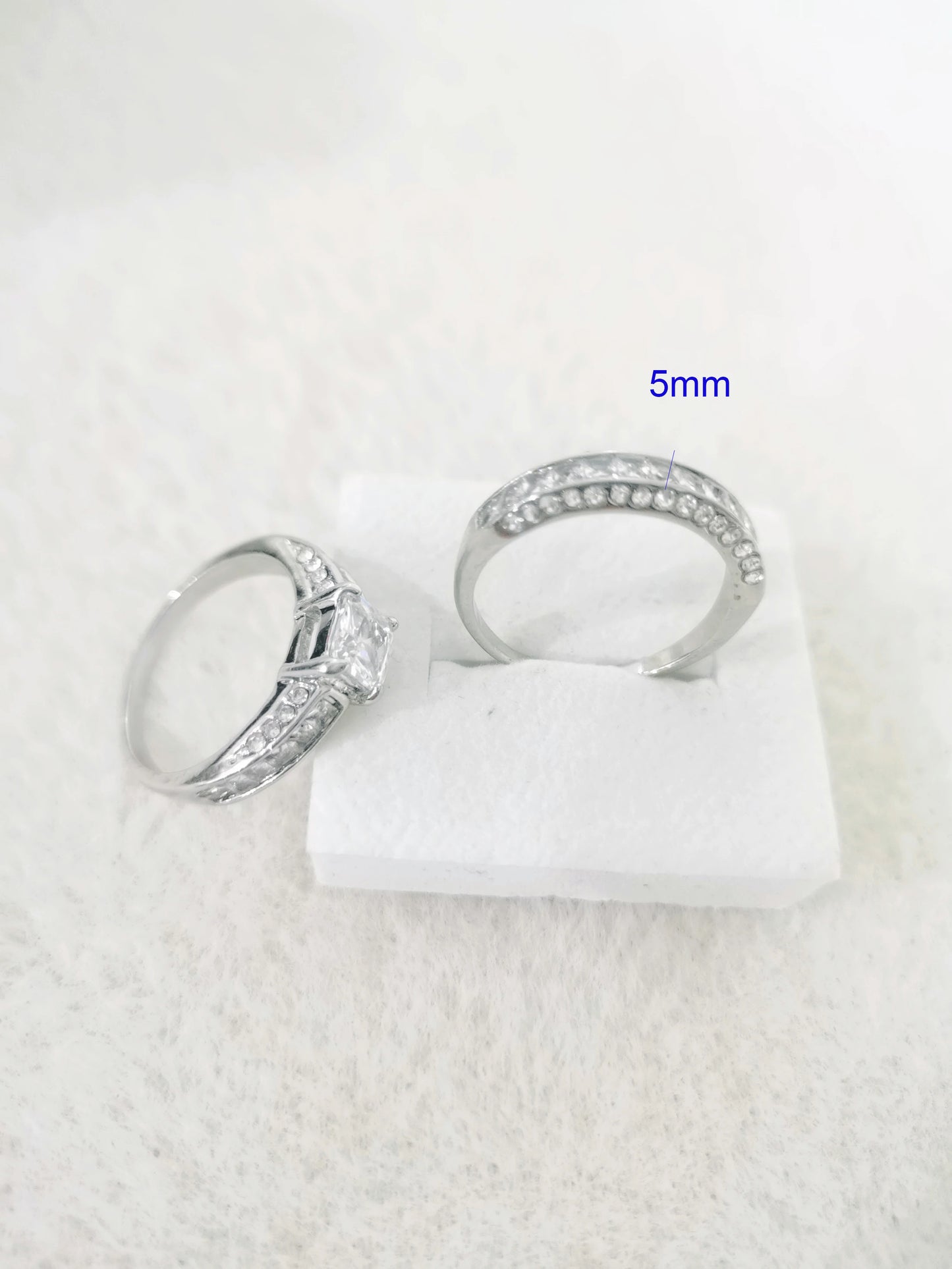 Elegant Princess Cut Engagement & Wedding Ring